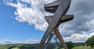 Rozhledna Salaš s výhledem do Bílých Karpat zaujme jedinečnou architekturou