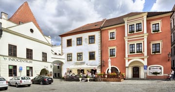 Historický hotel v Krumlově se snídaní či polopenzí