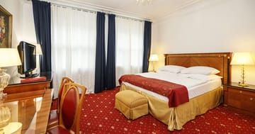 4* hotel se snídaní jen kousek od Karlova mostu