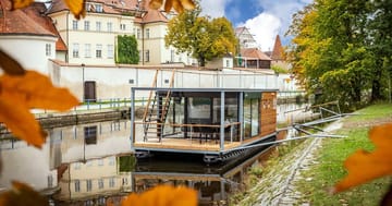 Romantika na hausbótu s terasou v centru města
