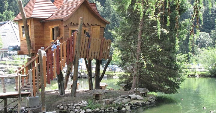 Ilustrační foto - domy na stromech v Německu, Baumhaus Steinwasenpark Steinwasen