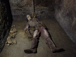 Dobové sochy v podzemí