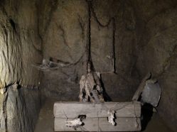 Dobové sochy v podzemí