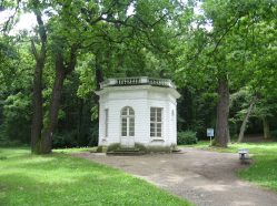 Goethův pavilon v parku v Krásném Dvoře