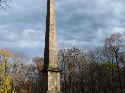 Obelisk v parku v Krásném Dvoře