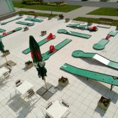 Minigolf ve sportovním areálu Dobřany