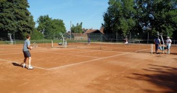 Pronájem tenisových kurtů – Zahrajte si na našich antukových kurtech