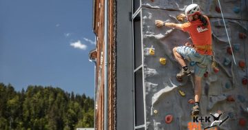 Lezení na umělé venkovní stěně s instruktorem – vyzkoušejte si to v Jánských lázních