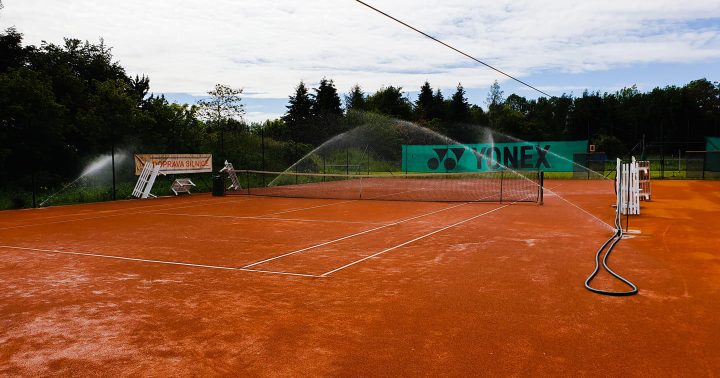 Tenis centrum Drnovice - 4 venkovní antukové kurty