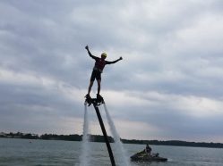 Flyboard Praha Hostivařská přehrada - létání nad vodou