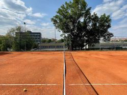 Tenis v Beach Tenis Kapitol - venkovní tenisové kurty