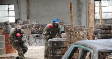 Paintball v aréně Ostrov – zažijte akční hru v unikátní továrně Škoda