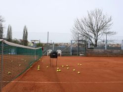 Tenis v Beach Tenis Kapitol - venkovní tenisové kurty