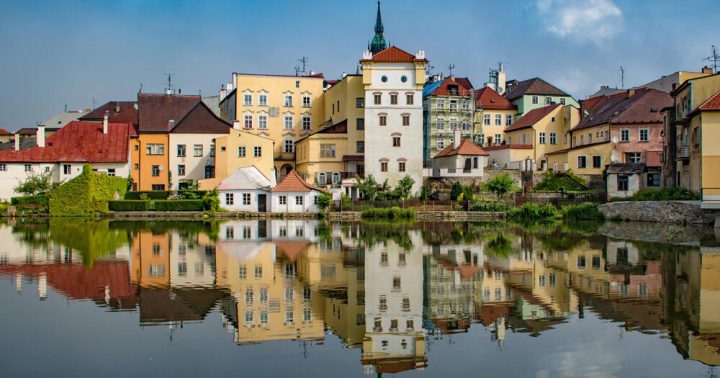 Dobrodružná dětská venkovní hra ve městě Jindřichův Hradec - najdete 15. poledník?