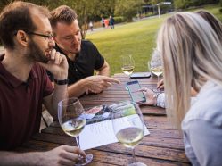 Venkovní hra - Tour de Wine Pardubice: Po kapkách zločinu