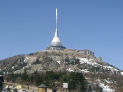 Hotel a vysílač na vrcholu hory Ještěd